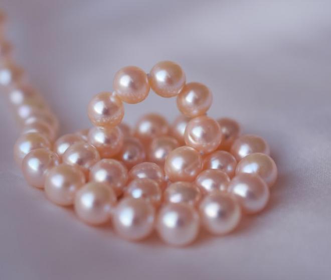  A pérola está presente na moda desde os primórdios, e considerada um ícone, permanece nas passarelas do mundo todo