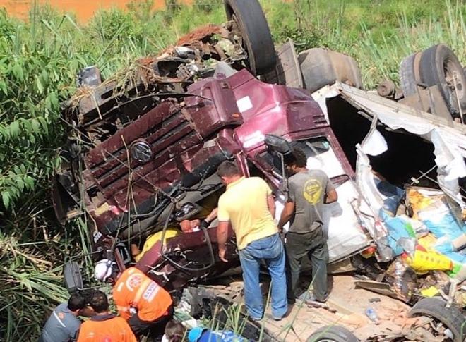 Acidente aconteceu sobre a ponte do rio Piracicaba, na BR-262, perto do entroncamento com a BR-381 
