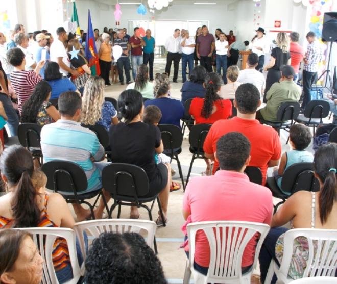 Representantes da comunidade compareceram à solenidade para conhecer a nova EMEI