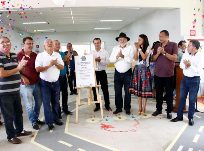 Momento de alegria e festa do descerramento da placa de inauguração da EMEI do bairro Bethânia