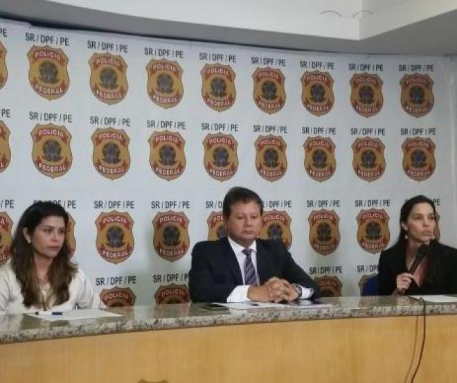 Em Recife, participaram da coletiva sobre a Operação Minotauro, da esquerda para direita, a delegada Carla Patrícia, chefe da Delegacia Regional de Combate ao crime Organizado; superintendente da Polícia Federal em Pernambuco Marcello Diniz e a delegada que chefiou a operação, Adriana Vasconcelos