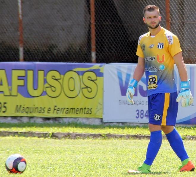 O goleiro Iago encara nesta tarde o ataque do líder da competição
