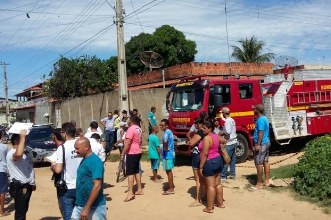 O suspeito fechou a família em um quarto da casa e ainda utilizou uma motocicleta para travar mais a porta e evitar que as mulheres saíssem