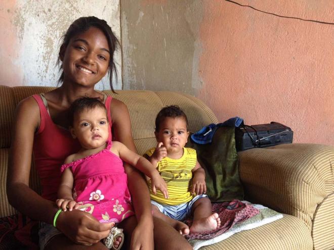 Poliana Silva e os filhos contam com a ajuda da comunidade 