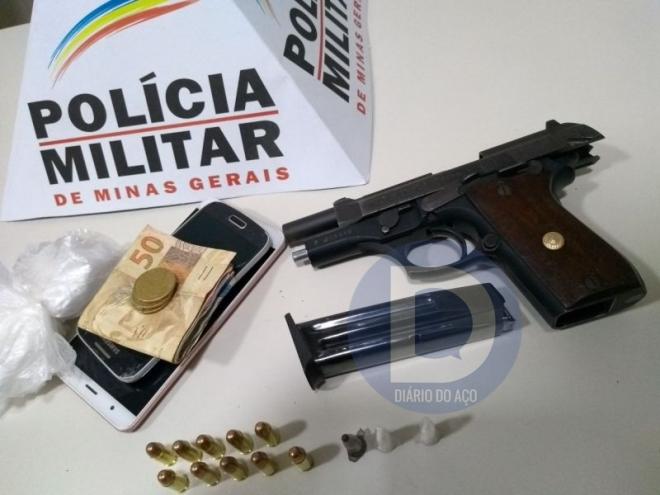 A pistola e pinos de cocaína apreendidos no Centro de Ipatinga