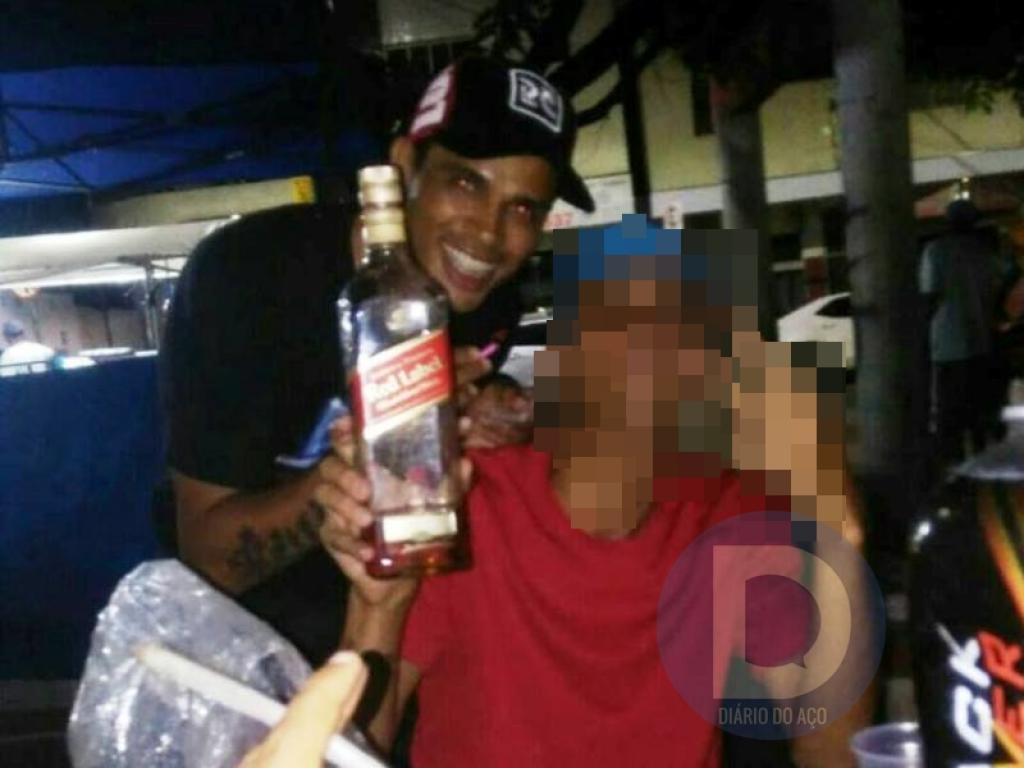 Amigos de Lucas tiraram esta foto, poucas horas antes dele ser assassinado