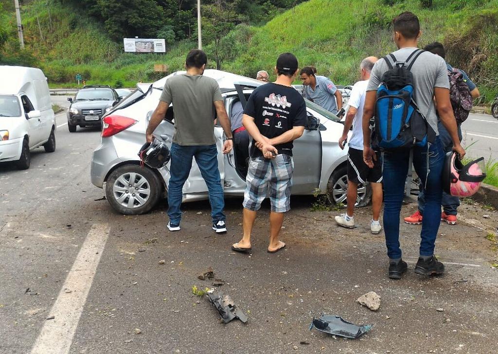 Condutor do veículo está consciente e aguarda socorro 