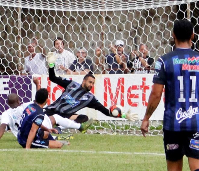 Em um dos poucos lances de perigo, o goleiro Aparecido parou o ataque socialino 