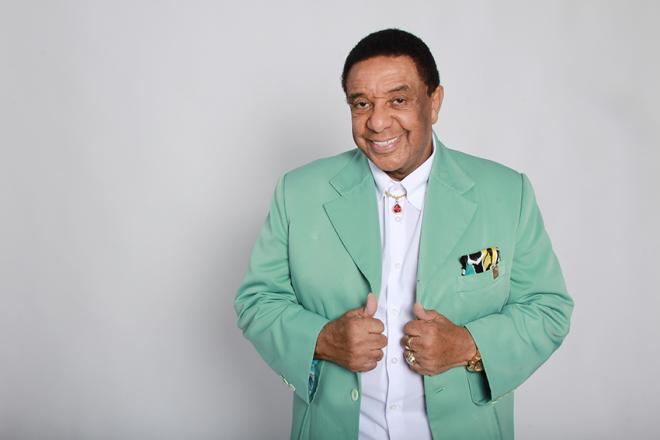 Agnaldo Timóteo canta sucessos seus e de Cauby Paixoto