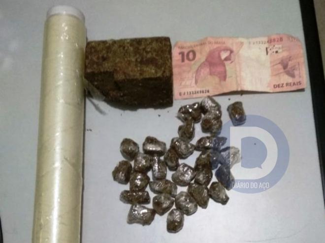 As porções de maconha e a barra da mesma droga foram encontradas em uma mochila