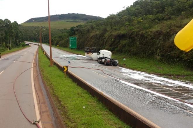 Carga de etanol de uma carreta tombou no sentido Rio de Janeiro pela manhã