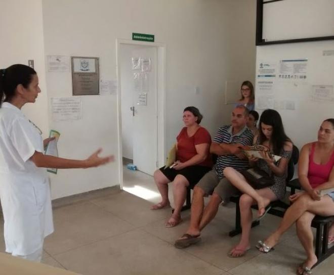 A médica veterinária Cibele Assis Neves tem realizado palestras e orientado os moradores sobre as doenças 