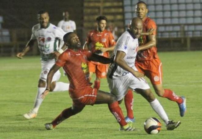 Paulo Henrique lutou muito, mas isolado não conseguiu superar a zaga adversária 