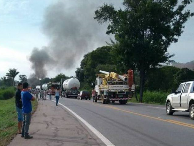 trânsito chegou a ficar interditado nos dois sentidos da rodovia