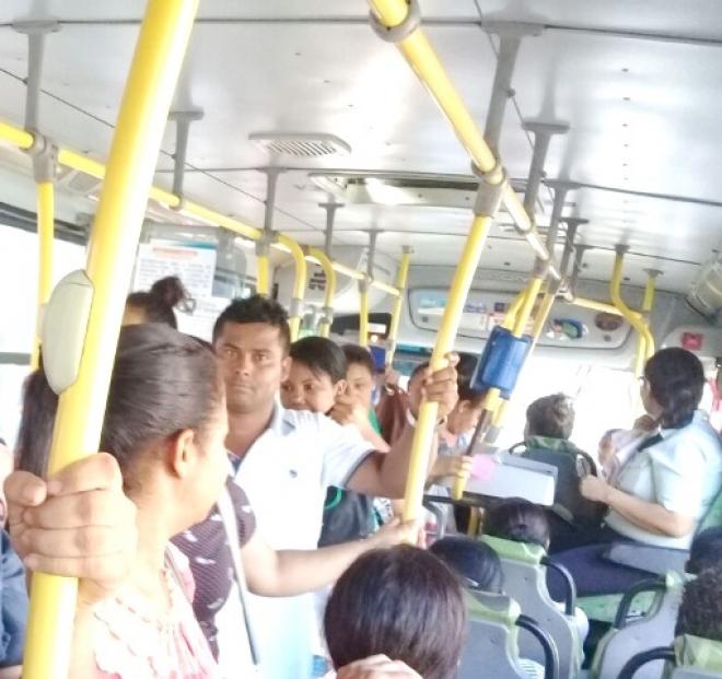 Lotação nos ônibus é umas das reclamações dos usuários que exigem melhorias no serviço da Univale  
