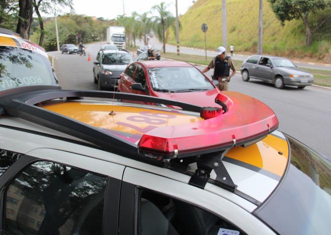 Muitos casos de embriaguez ao volante, carro furtado ou tráfico de droga são descobertos por meio de blitz 