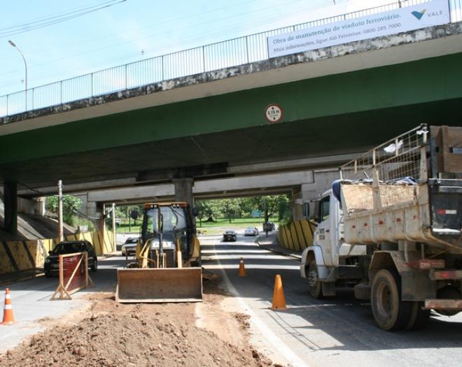 A alteração do trânsito no Centro de Ipatinga se deve a obra no viaduto do Vila Ipanema