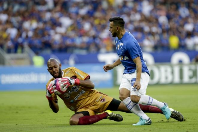 O Cruzeiro esbarrou na boa atuação do goleiro Neguete