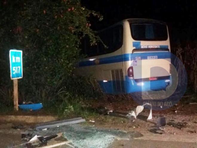 O ônibus ficou caído na margem da estrada e o motorista retirado das ferragens