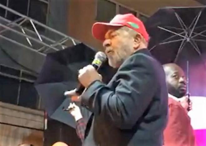 O petista não foi atingido, mas simpatizantes que estavam próximos, sim. Lula deixou o palanque protegido por dois guarda-chuvas levados por seguranças