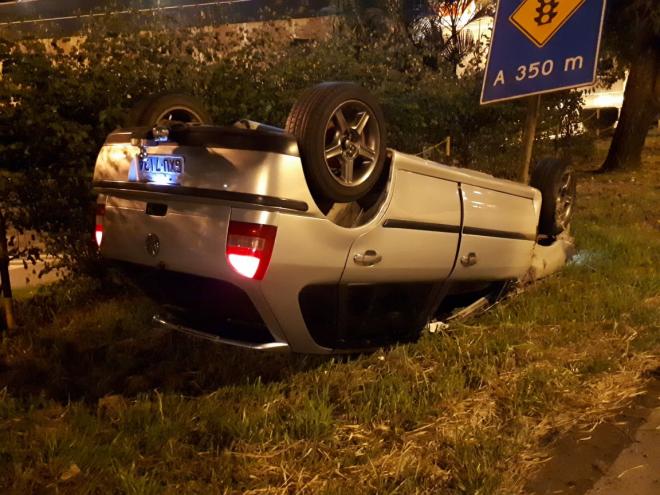 Capotamento ocorreu em frente ao Shopping em Ipatinga