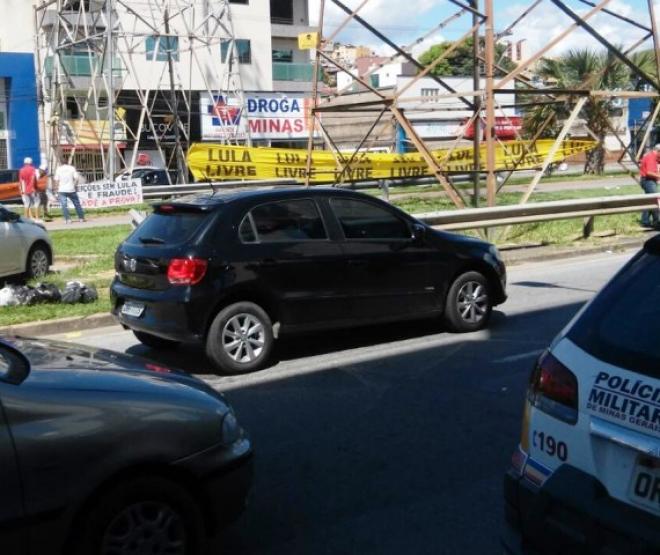 Na manhã desta segunda-feria (26), ipatinguense instalou uma faixa na ciclovia da Avenida Selim José de Sales em apoio ao ex-presidente, com os dizeres 