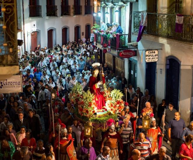 A semana segue com diversas celebrações, que culminam na Procissão da Ressurreição, na manhã do Domingo de Páscoa