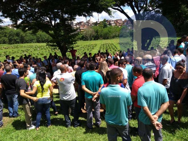 Dezenas de colegas de trabalhos e familiares acompanham sepultamento de técnico, no Cemitério Parque Senhora da Paz, em Ipatinga