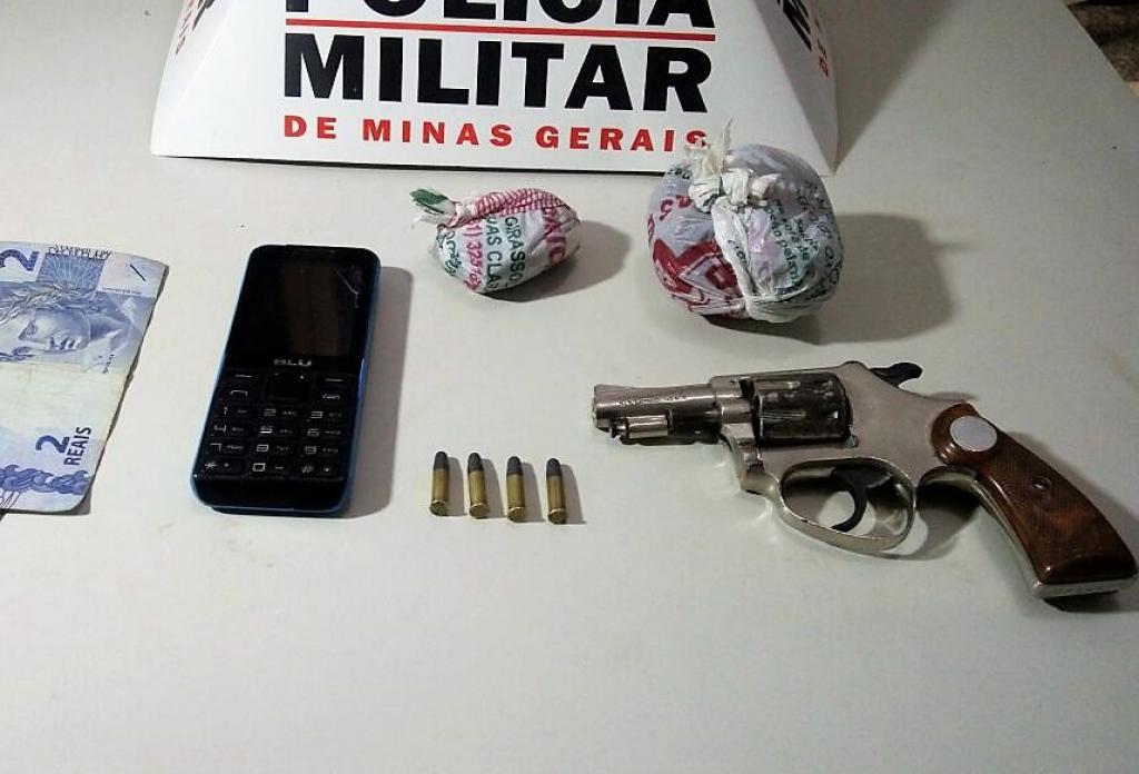 Um dos adolescentes abordados assumiu a posse desse revolver municiado