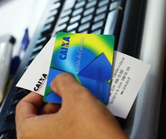 Trabalhadores que ganham até dois salários mínimos mensais têm direito a receber o abono equivalente a um salário mínimo anual