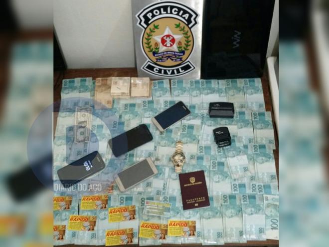 Mais de R$ 12 mil apreendidos, com cartões de visitas usados para fazer publicidade dos empréstimos ilegais