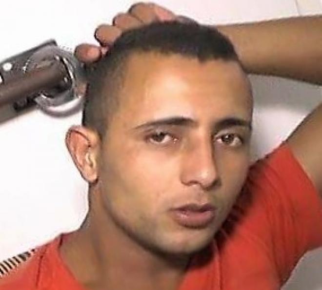 Dos três assaltantes, Sanderson Peixoto Cimini é o único adulto, tem 23 anos. Os outros dois bandidos são menores de idade, ambos de 17 anos