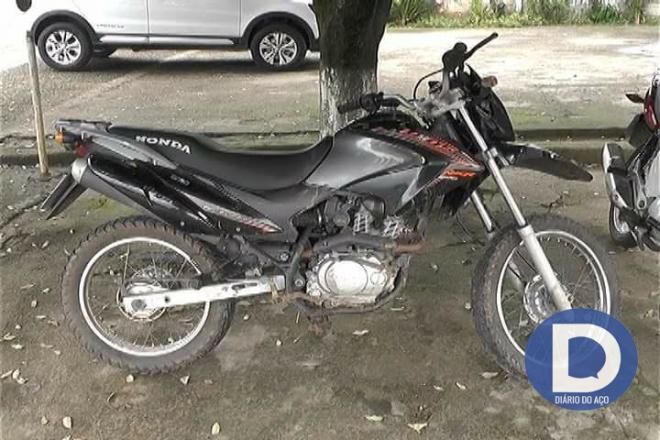 No ataque a mercearia, criminosos usaram essa motocicleta, que tinha sido furtada 