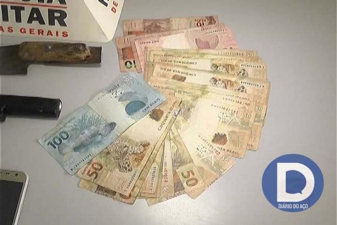 Parte do dinheiro levado pelos criminosos foi recuperada com dois dos acusados do crime 