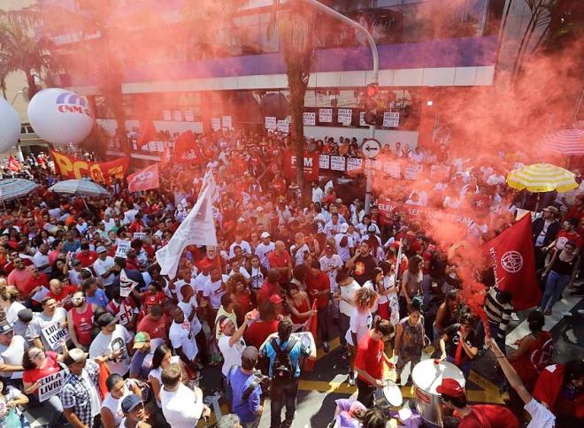 Sede do Sindicato no ABC Paulista é cercada por manifestantes. Lula está na sede da entidade desde ontem a noite 