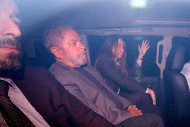 Ex-presidente foi levado de carro, da sede do Sindicato dos Metalúrgicos para o aeroporto de Congonhas, acompanhado por agentes federais 