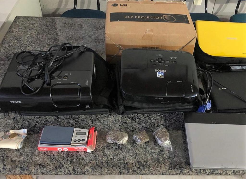 Produtos levados por menores de idade foram encontrados em dois locais diferentes e envolvidos confessaram participação no furto 