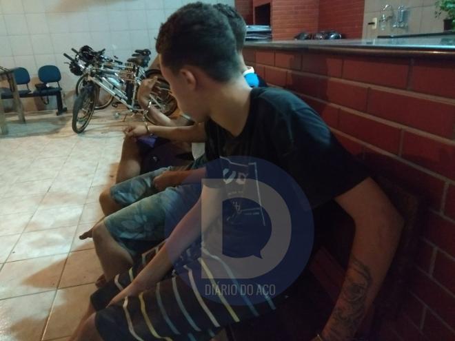 Dois adolescentes e um maior de idade foram detidos 