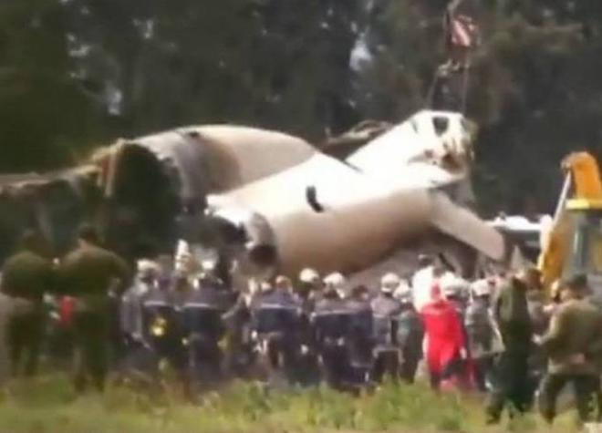Entre os mortos estão 247 passageiros e dez membros da tripulação do avião, que caiu perto da base aérea de Bufarik