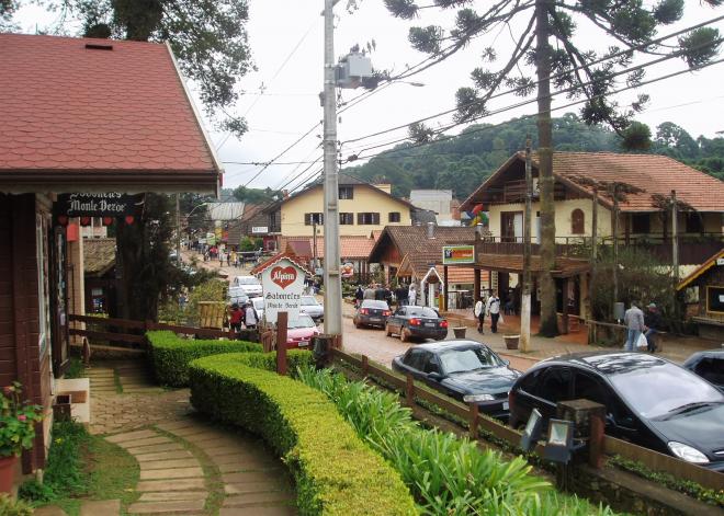 Avenida Monte Verde, que concentra a maior parte dos atrativos turísticos de Monte Verde, distrito de Camanducaia, no Sul do Estado