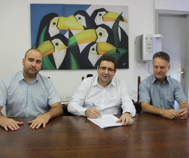 Prefeito Marcos Vinícius (C) durante assinatura do contrato: investimento de R$ 3,09 milhões 