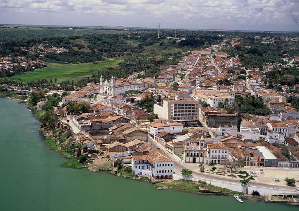 Penedo ergue-se imponente sobre um rochedo às margens do rio São Francisco e conserva um patrimônio artístico e cultural de grande valor. Foi palco de importantes acontecimentos do Brasil Colonial