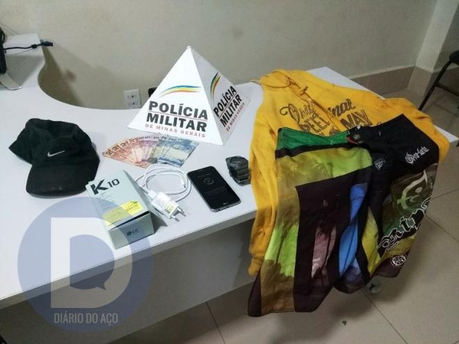 Os produtos roubados, juntamente com as roupas que o menor usava, foram apreendidos pelos PMs