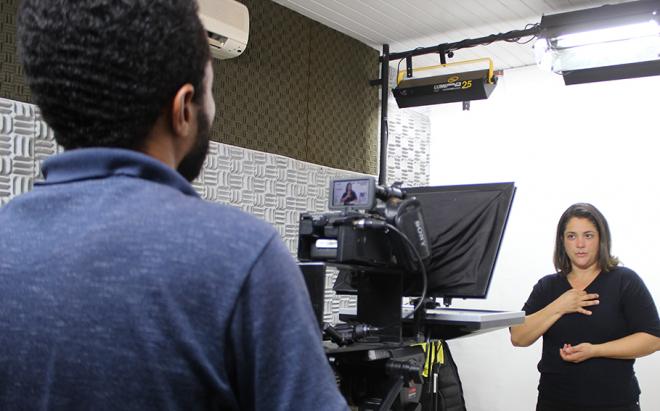 A professora Kariny Abreu traduz os filmes para Libras