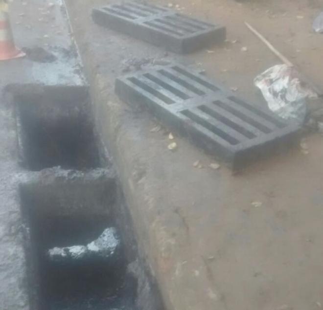 Moradores alegam que um bueiro na avenida Tancredo Neves estava entupido há meses 