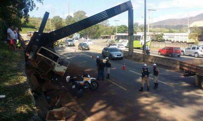 Caminhão atingiu parte da estrutura do radar, que ficou pendurado sobre o veículo