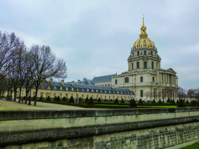 O Hôtel des Invalides foi antes um hospital, e hoje é o Museu das Armas