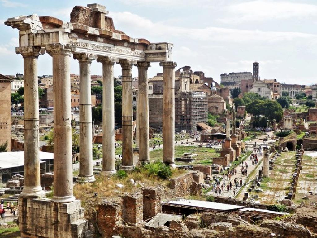 Bastante interessante para se conhecer é o Fórum Romano. Lá o turista pode visualizar as ruínas do Templo de Saturno, da Basílica de Constanino e Maxêncio, o Arco de Tito entre outros. O Arco de Septímio Severo também está localizado por lá