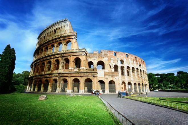 Considerado um dos principais cartões-postais de Roma, o Coliseu foi construído em 72 d.C. e no passado serviu para luta de gladiadores, execuções e outras barbaridades da época. Embora parcialmente arruinado por causa de danos causados por terramotos e saques, o Coliseu é ainda um símbolo da Roma Imperial 