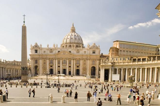 - No Vaticano não deixe de apreciar a beleza da Basílica de São Pedro, um dos locais cristãos mais visitados do mundo. Dentro dela cabem 60 mil pessoas e embaixo do altar está enterrado São Pedro 